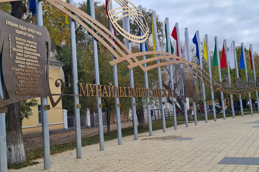 alleya slavy neftyanikov 2 Барельефы на Аллее славы нефтяников