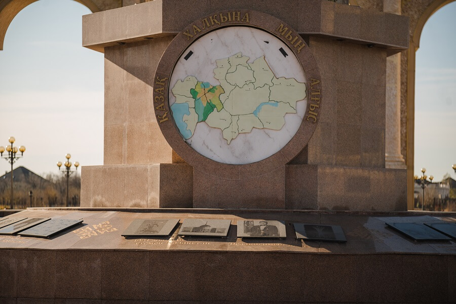 stela blagodarnosti 3 Основание стеллы