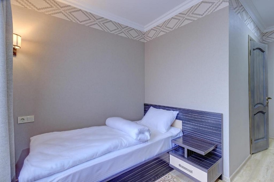 resident hotel almaty 9 кровать в одноместном номере